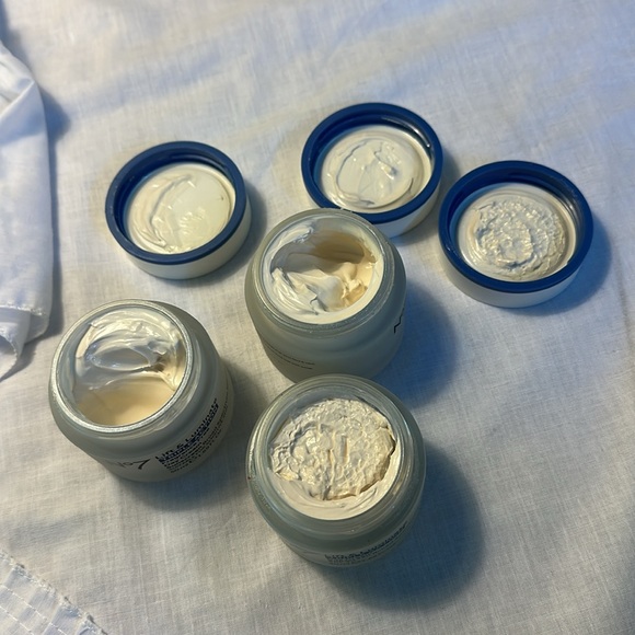 Lift & Luminate Triple Action Day Cream - White and Blue - Picture 6 of 11